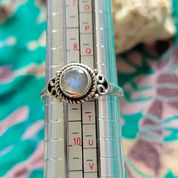 Sterling silver Moonstone ring with pretty designs on the band. - Picture 7 of 7